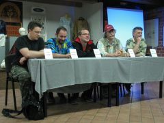 Podczas panelu o political fiction (od lewej): Rafał Kosik, Jarosław Urbaniuk, Łukasz Orbitowski, Marek Oramus i Paweł Kempczyński